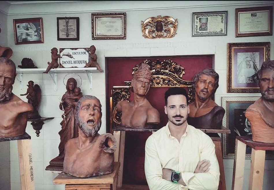 el escultor Daniel Herrera